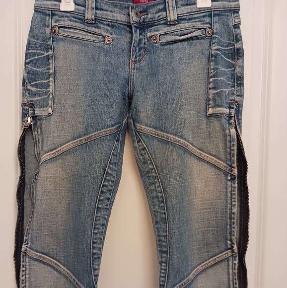 Y2K Guess zippered capri Jeans😱🤯😍😍 - Picture 2 of 16